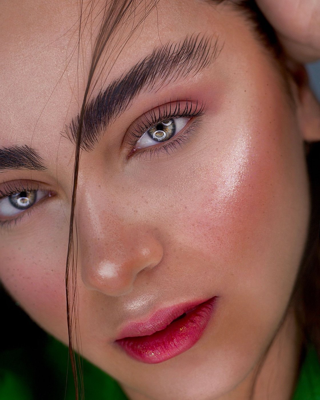 Sourcils brossés vers le haut — l’effet brow lift