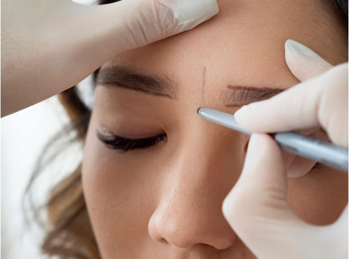 Prise de mesures des sourcils